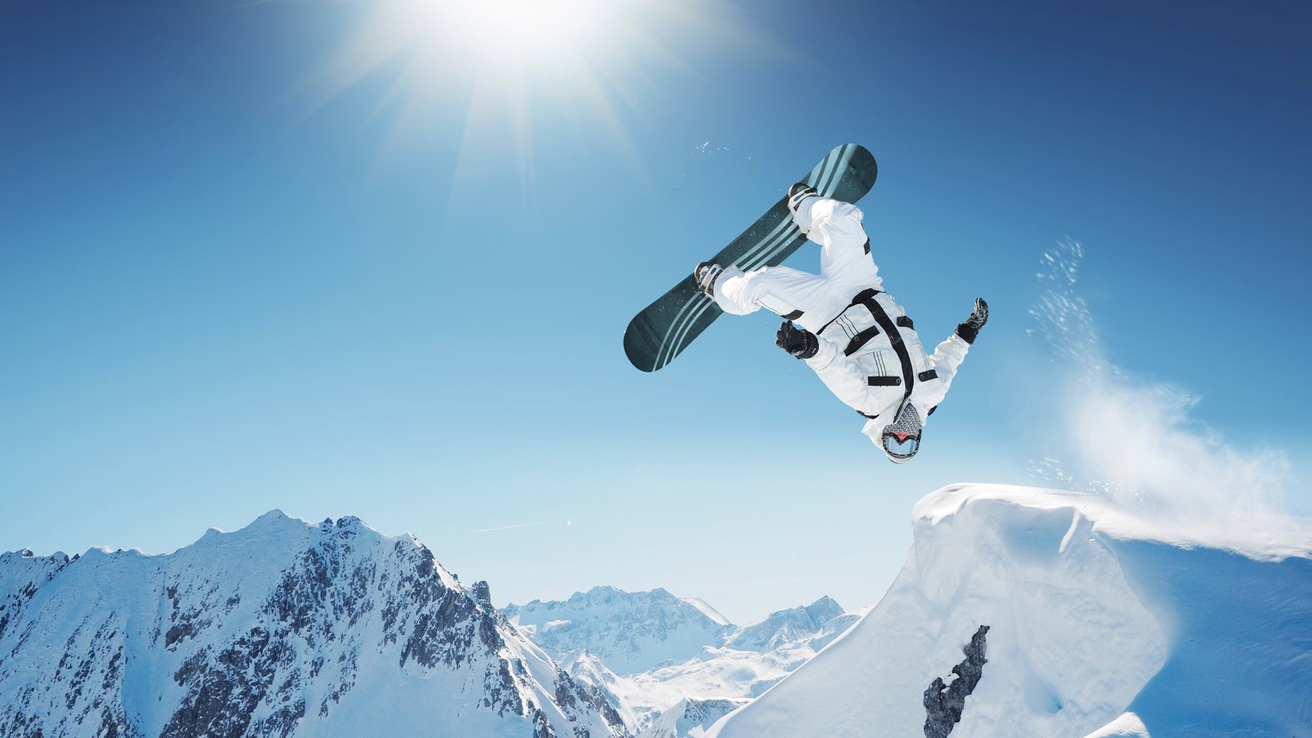 开云体育中国-当篮球与F1赛道交汇，哈利伯顿如何像马刺翻盘雄鹿一样，在年度争冠中接管比赛